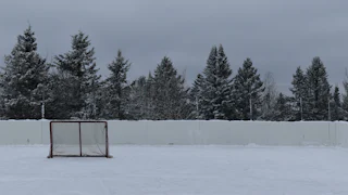Хоккейные ворота на льду